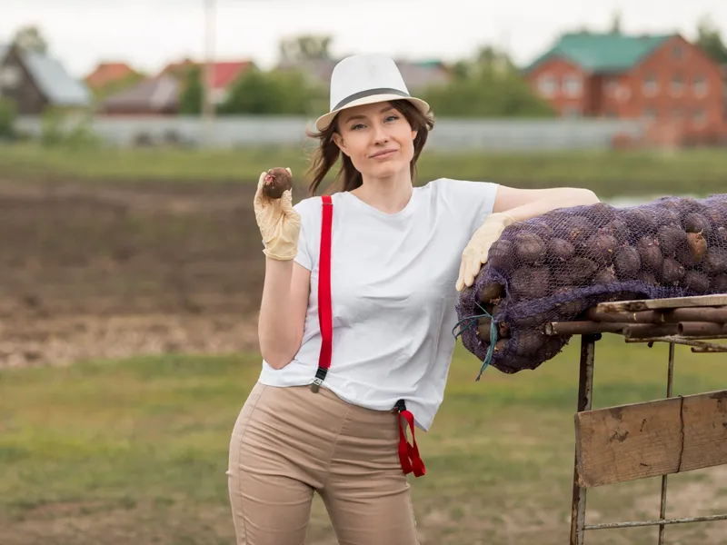 Tânără cultivatoare pe câmp - Foto: Freepik