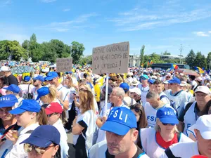 Profesorii continuă și luni greva FOTO: FSLI