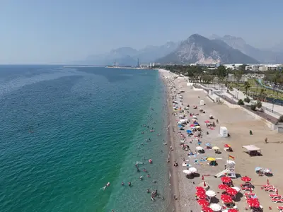 Cât de cald va fi în destinațiile de vacanță preferate de români. Plajă din Antalya Foto: profimediaimages.ro