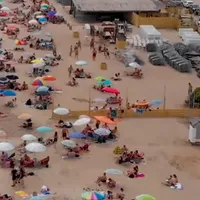 Plaja din Grecia după relaxarea condițiilor de izolare/FOTO: youtube.com