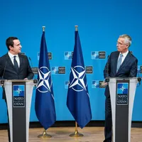 Secretarul general NATO Jens Stoltenberg (dreapta) și prim-ministrul Kosovo, Albin Kurti/foto: Profimedia Images