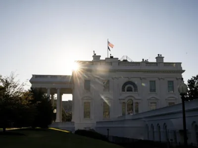 VIDEO Imagini virale cu un obiect aruncat pe fereastra Casei Albe stârnesc un val de conspirații. Trump contrazice explicațiile oficial