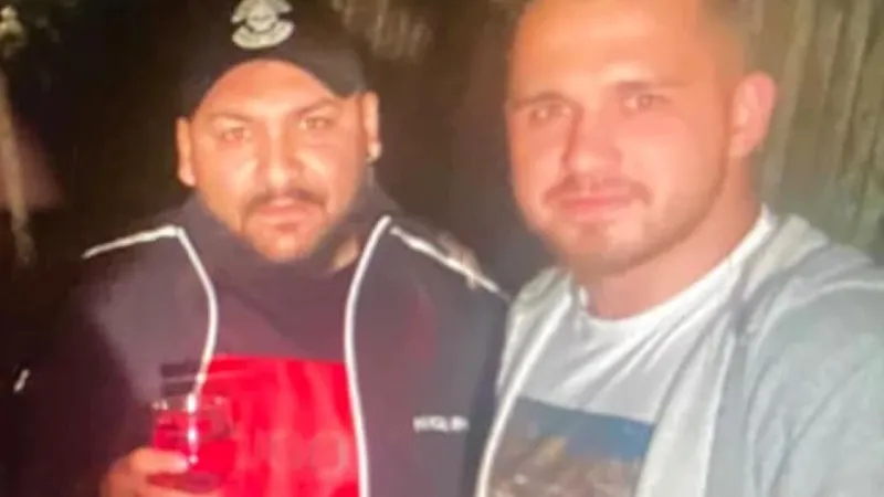 Dani Mocanu și polițistul care l-a sancționat Foto: facebook/Dani Mocanu
