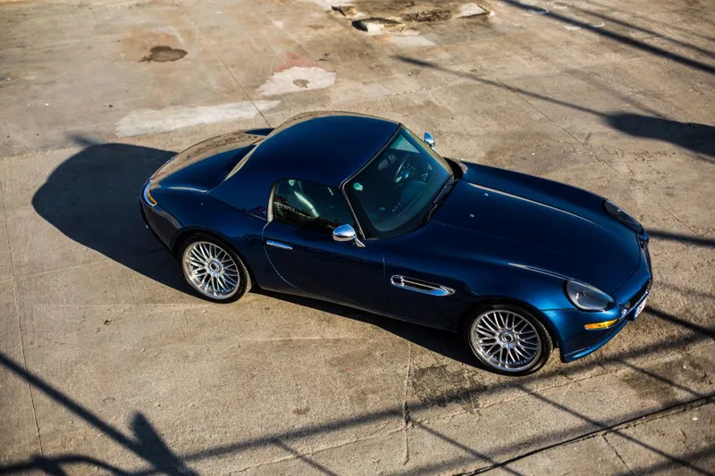Jaguar clasic coupe pe hard court - Foto: Freepik/azerbaijan_stockers
