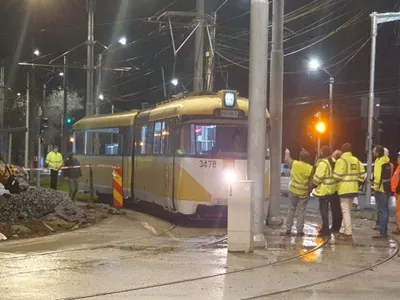 Un stâlp a fost tăiat din calea liniilor de tramvai la Timișoara. Măsurătorile din proiect, pe lângă Foto: Opinia Timișoarei