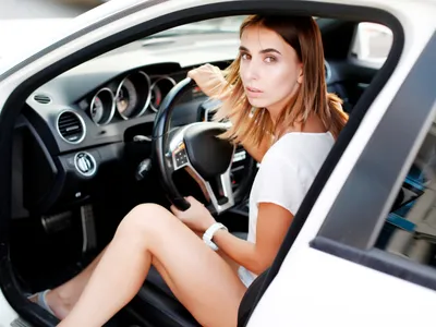 Femeie la volan - Foto: Freepik