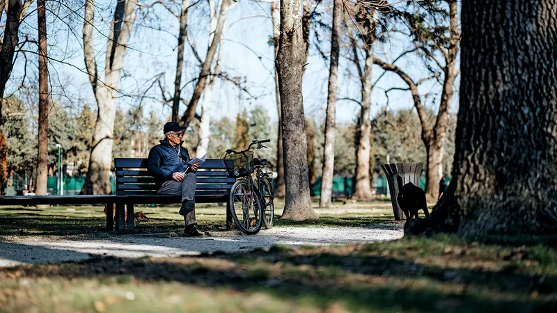 ÎN AER LIBER Profitați de lumina de la începutul zilei ieșind la o plimbare, chiar și în zilele înnorate. Sau bucurați-vă de prânz în parc