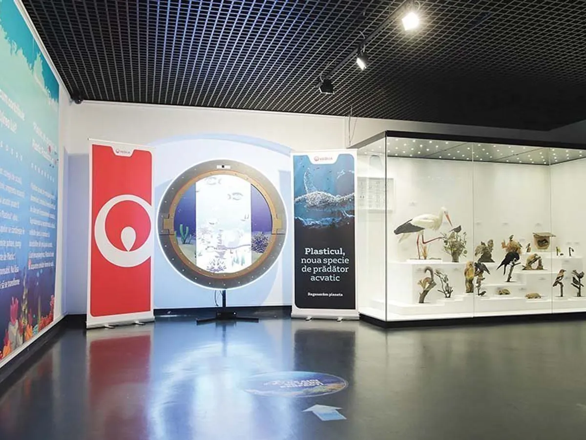 Muzeul Antipa a găzduit diorama multimedia „Plasticul, noua specie de prădător acvatic“, o instalație interactivă despre impactul plasticului în ecosistemele acvatice