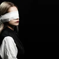 Femeie legată de la ochi - Foto: Freepik (Imagine cu rol ilustrativ)
