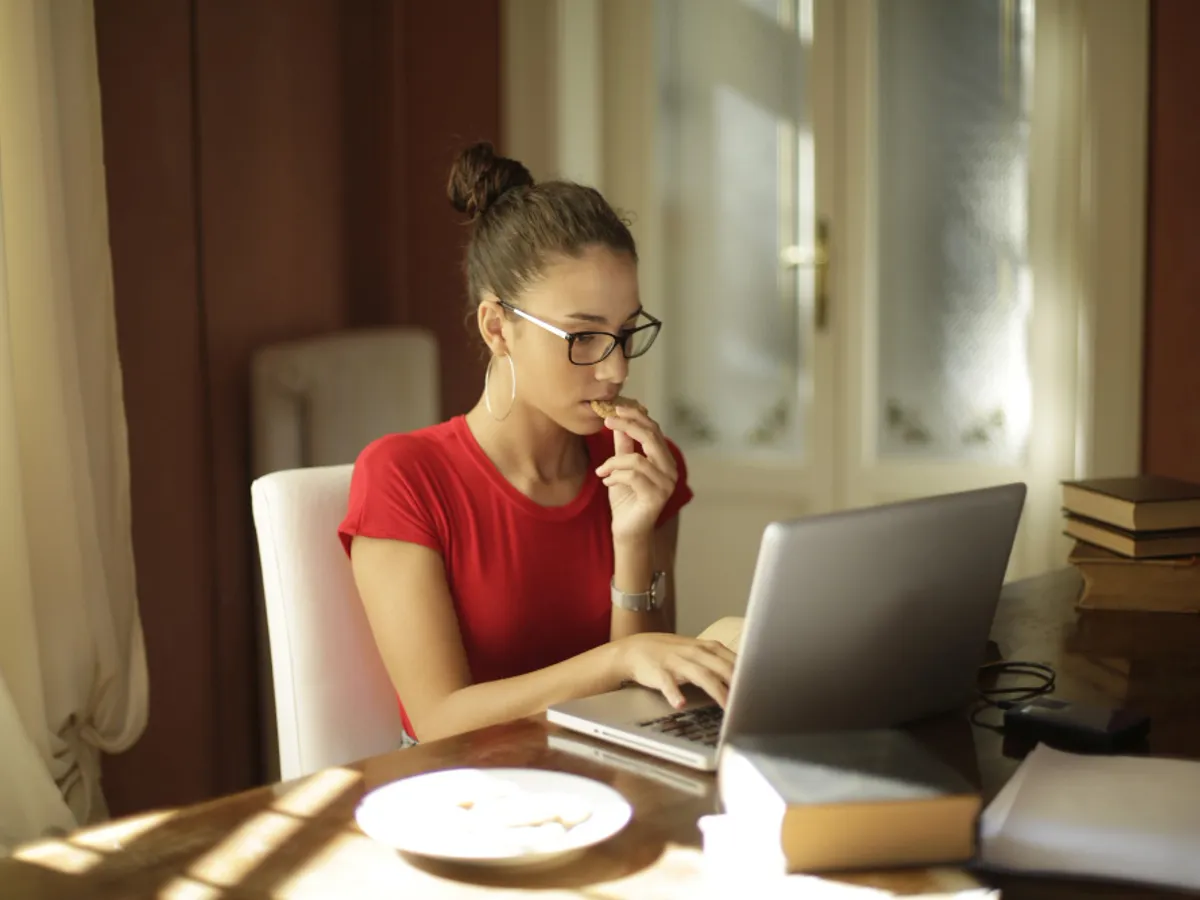 O femeie lucrează la laptop - Foto: Freepik (rol ilustrativ)