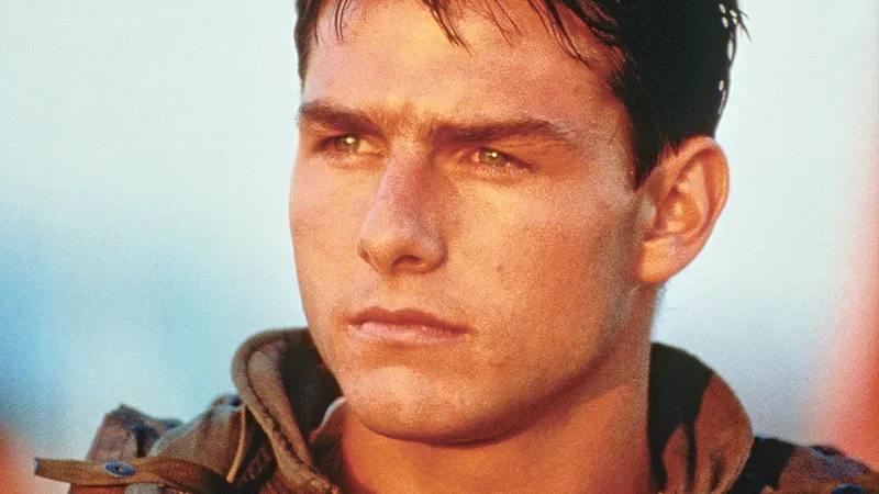 Tom Cruise în Top Gun din 1986. Un trailer pentru noua versiune a conținut o schimbare semnificativă a jachetei semnătură a eroului