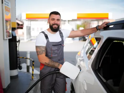 Bărbat la pompă - Foto: Freepik