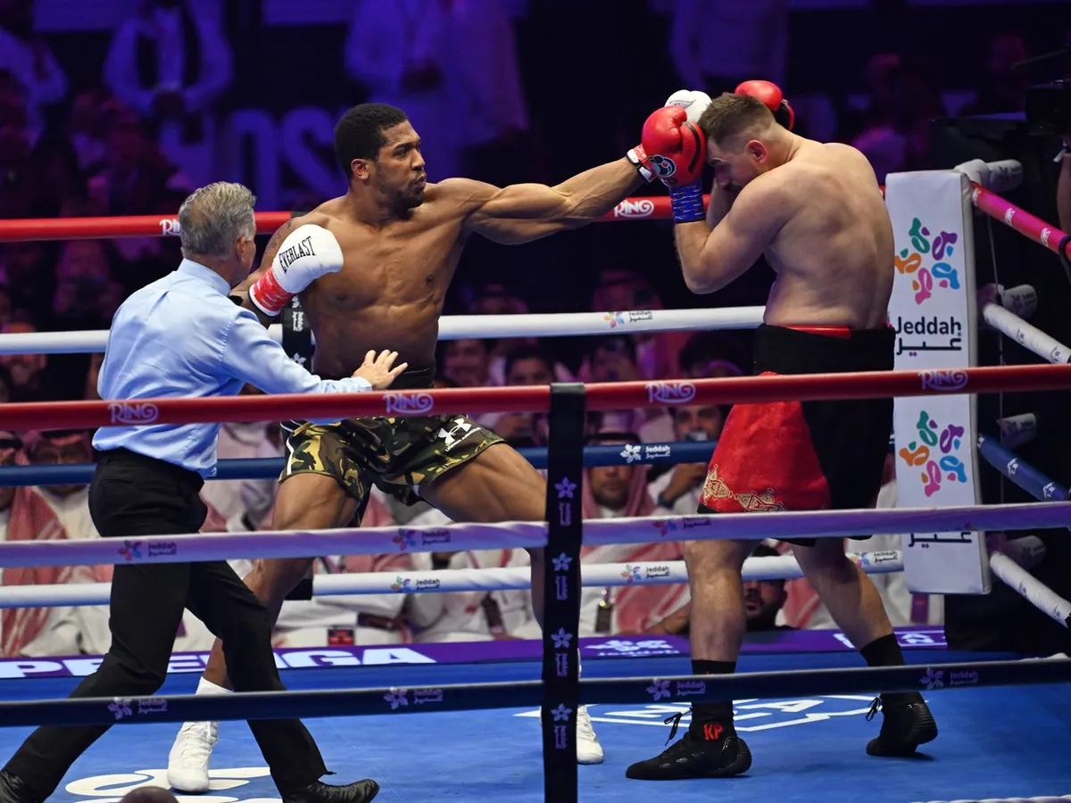 VIDEO Box: Greul Anthony Joshua l-a făcut KO pe Kristian Prenga după 2 minute şi 43 de secunde din runda 2