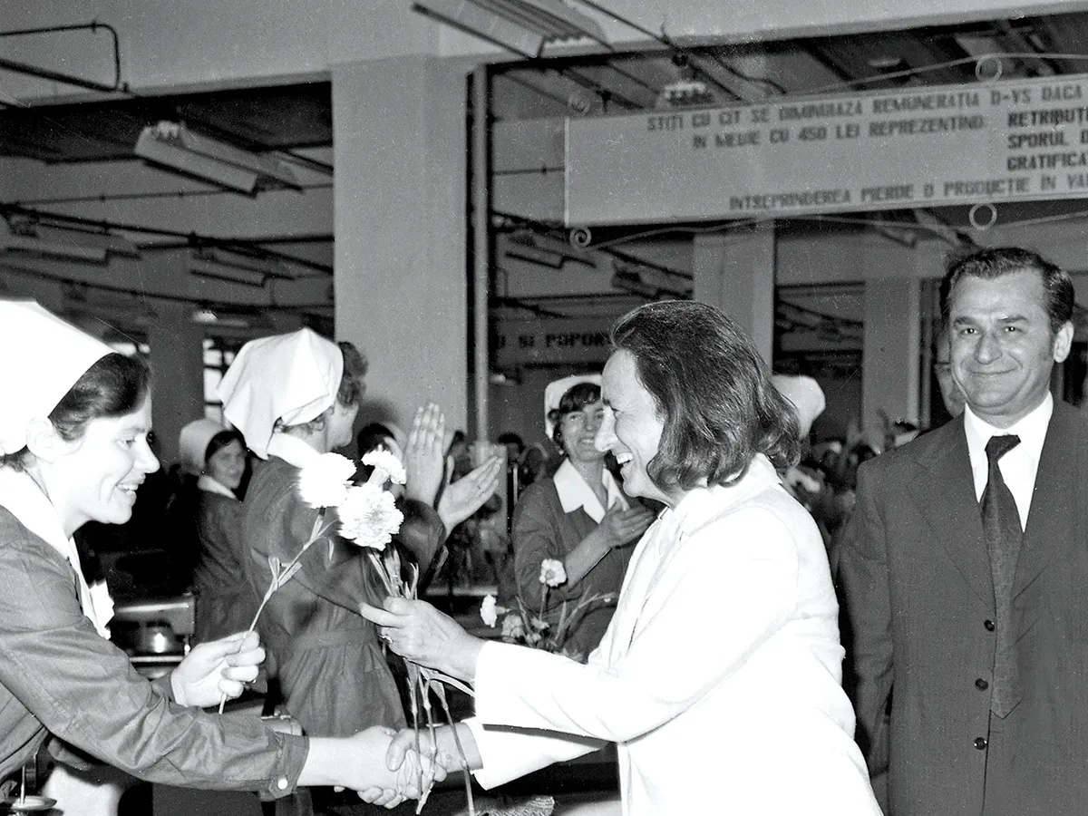 Ion Iliescu și Elena Ceaușescu, la o vizită de lucru a lui Nicolae Ceaușescu la Fabrica de Confecții din Iași, 31 iulie 1976 - Foto: Agerpres