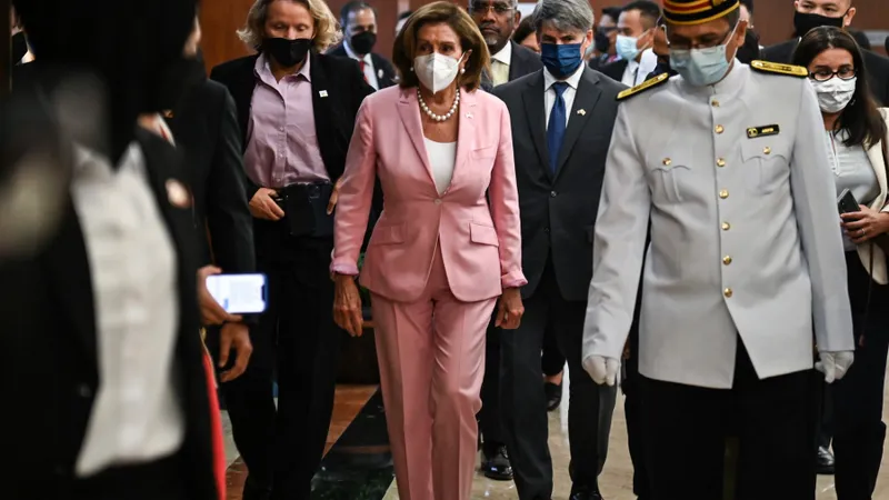 Președintele Camerei Reprezentanților din SUA, Nancy Pelosi, în centru, vizitează casa parlamentului din Kuala Lumpur, marți, 2 august 2022/foto: profimedia