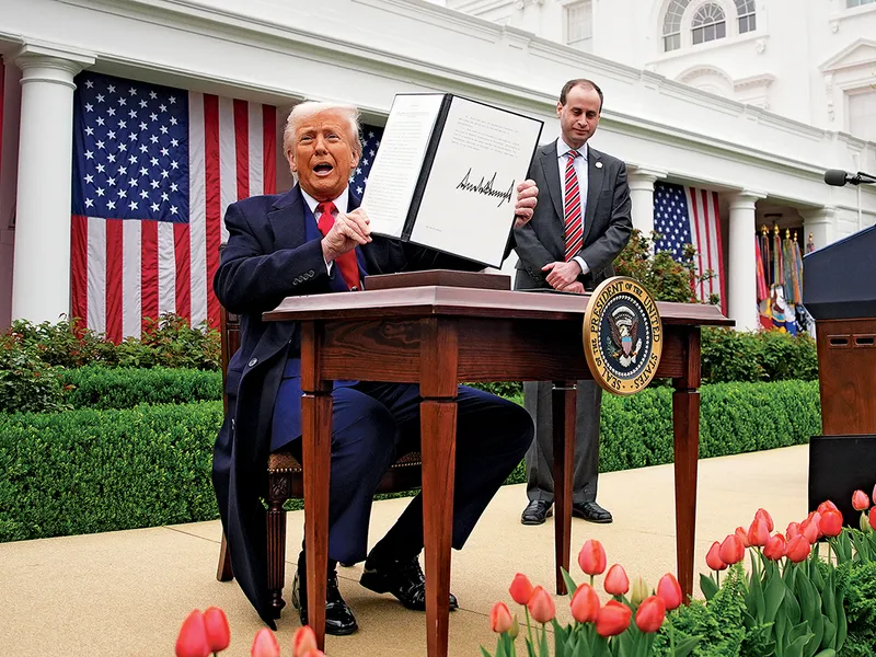 ÎNAPOI ÎN VIITOR Trump semnează un decret prezidențial pe 2 aprilie, prin care impune tarife asupra mărfurilor importate, ca parte a eforturilor sale de a readuce Statele Unite la „epoca de aur“ a industriei manufacturiere