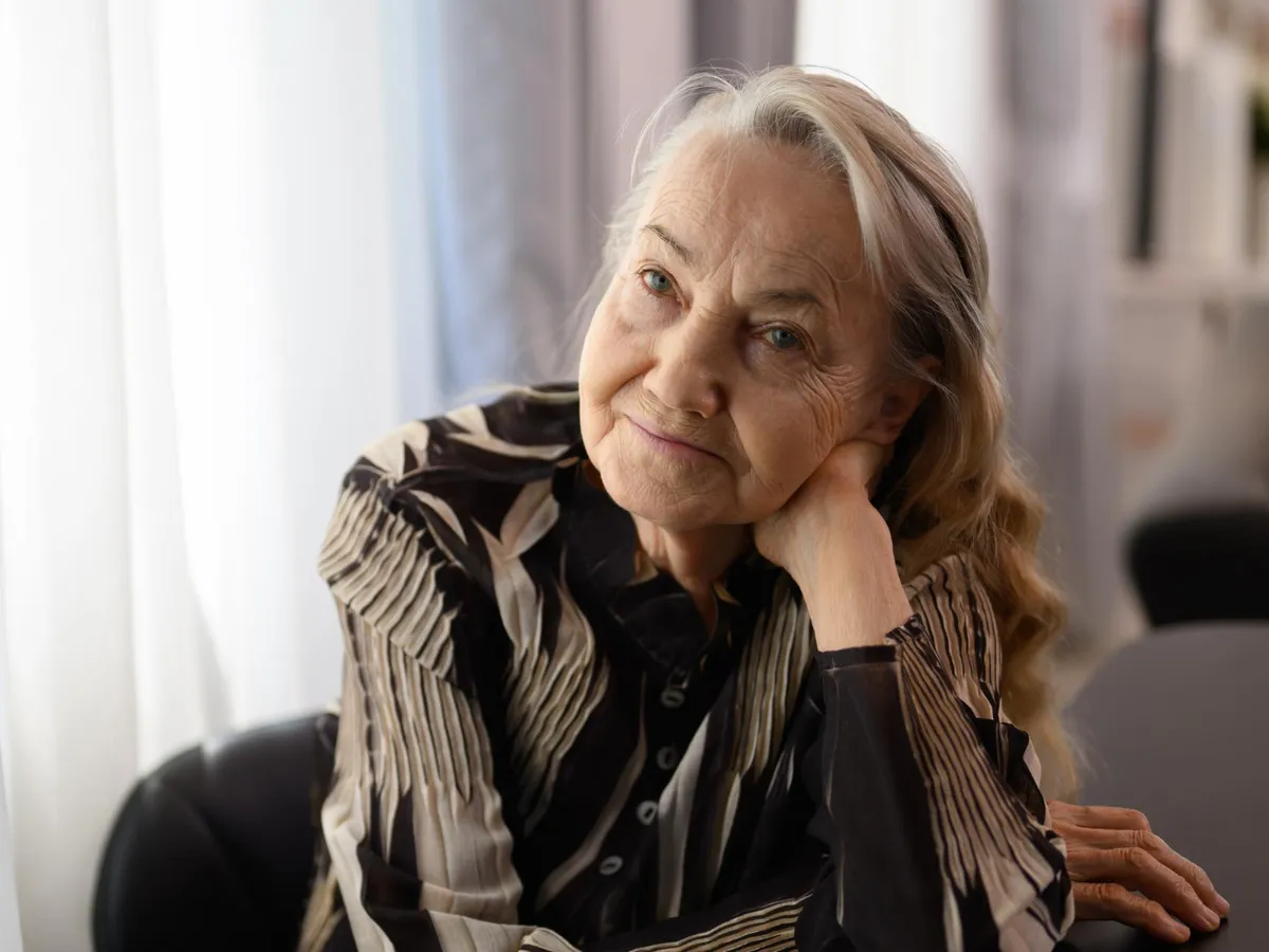 Pensionară la pensie în casă - Foto: Freepik