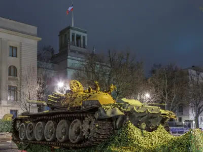 Un tanc T-72 rusesc distrus a fost amplasat în fața Ambasadei Rusiei la Berlin/Foto: Profimedia Images