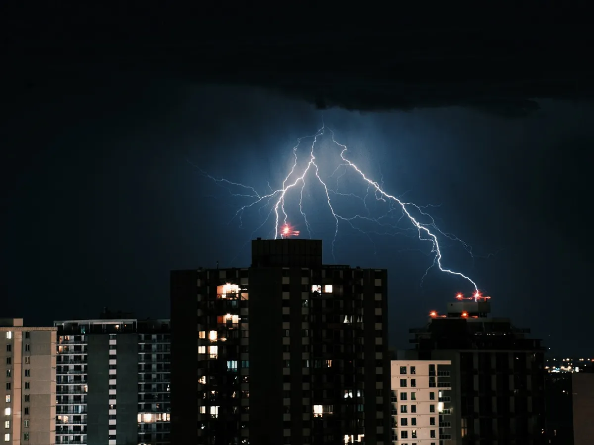 METEO: Zeci de copaci doborâți și mașini avariate, pompierii ISUBIF intervin masiv după vijelie - FOTO: Freepik(imagine cu rol ilustrativ)