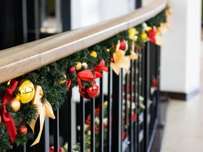 Decorațiuni pe o balustradă - Foto: Freepik (Imagine cu rol ilustrativ)