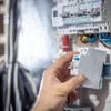 Un electrician verifica siguranțele de curent - Foto: Magnific (rol ilustrativ)