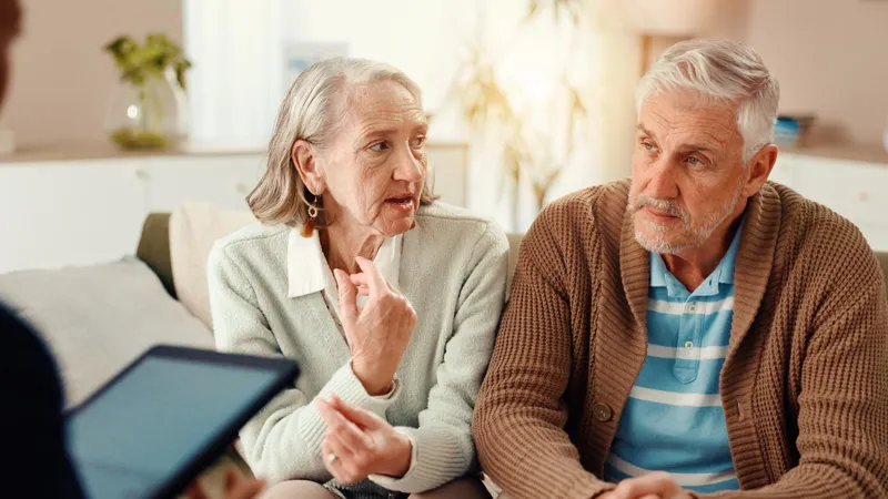 Pensionari discutând îngrijorați de pensie - Foto: Freepik