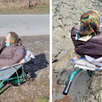 Bătrână de 85 de ani, dusă cu roaba la ambulanță prin noroi. / Foto: voceavalcii.ro