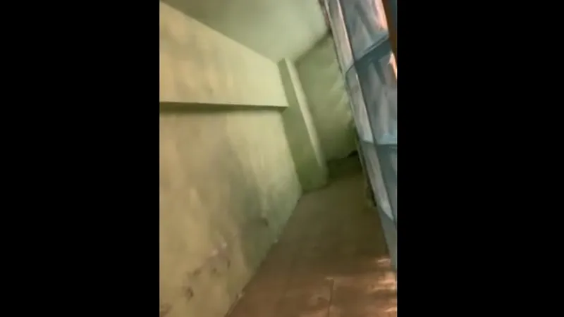Un cuplu a fost șocat de ce a găsit în camera unui hotel de lux. Dulapul, ca în filmele horror - Foto: captură video