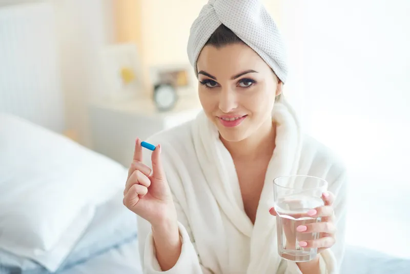 Fată cu pastilă Foto: Freepik (imagine cu rol ilustrativ)