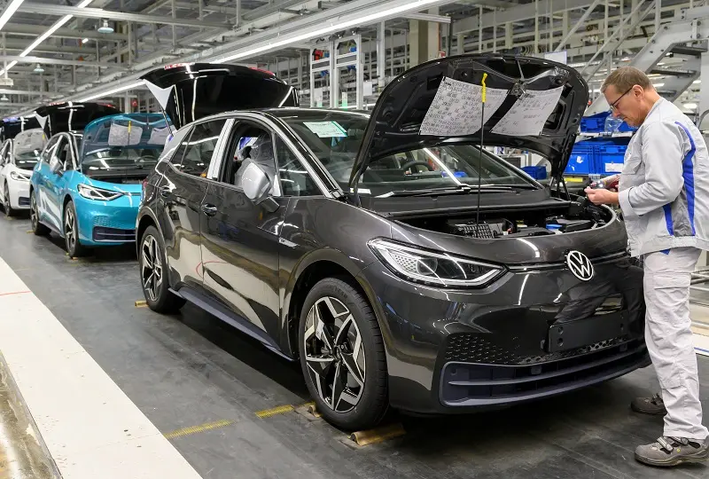 Volkswagen AG va renunţa la 5.000 de angajaţi de la fabricile sale din Germania până la finalul lui 2023, ca parte a programului de reducere a costurilor. / Foto: autonews.com