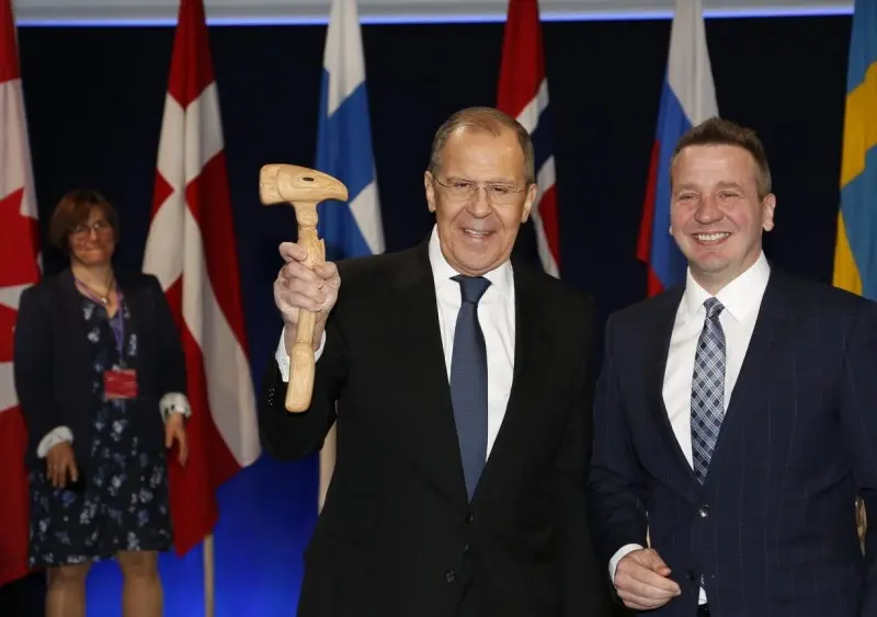 Serghei Lavrov acceptă ciocanul simbolic al Consiliului Arctic de la ministrul islandez Gudlaugur Thor Thordarson/Foto: Ministerul de Externe al Islandei