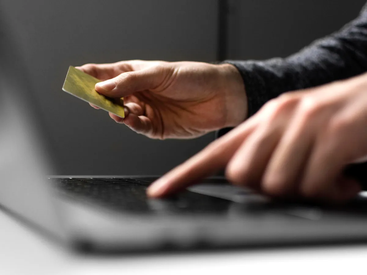 Bărbat care fură bani de pe un card - Foto: Freepik (rol ilustrativ)