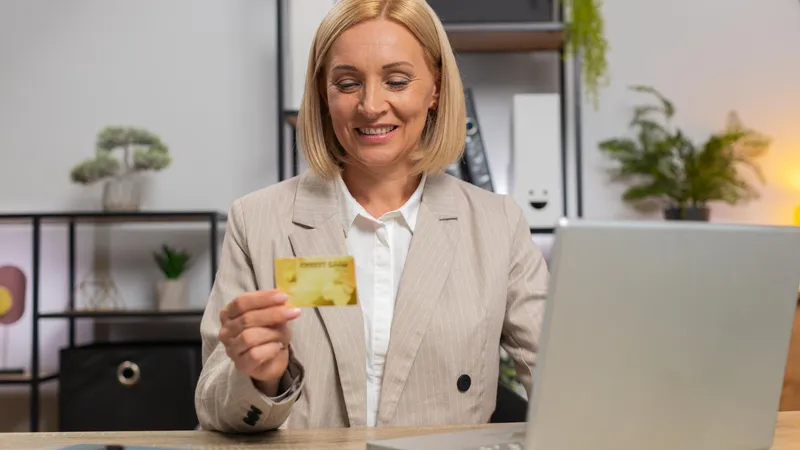 Pensia intă pe card. Un pensionar verifică dacă au intrat banii - Foto: Freepik