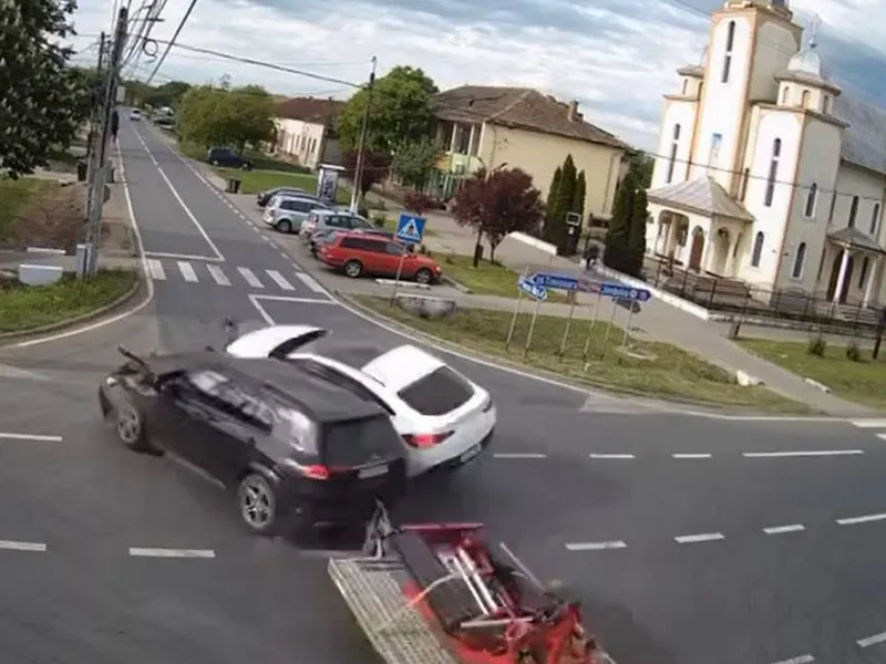 Un SUV Mercedes, spulberat și răsturnat de alt SUV cu remorcă al cărui șofer a adormit - Foto: captură video