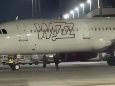 VIDEO Doi români au fugit pe pista aeroportului din Köln, ca să-și prindă zborul - Foto: captură video