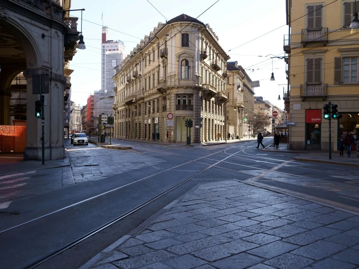 Vedere urbană stradală din Torino, Italia - Foto: Pexels/Marivaldo Vivan