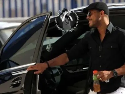 Un străin celebru, batjocorit de studenți într-un bar din România. 