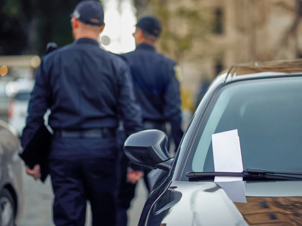 15 cazuri în care oprirea este interzisă. Puțini șoferi le respectă pe toate. Cât este amenda? - Foto: Freepik (Imagine cu rol ilustrativ)