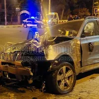 Un „șmecher” cu un BMW X3 a pus la pământ cinci copaci și un semafor din centrul Botoșaniului/FOTO: botosaneanul.ro