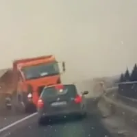 Accident șocant! O basculă scapă de sub control, distruge o mașină și sare de pe pod: 3 morți - Foto: captură video