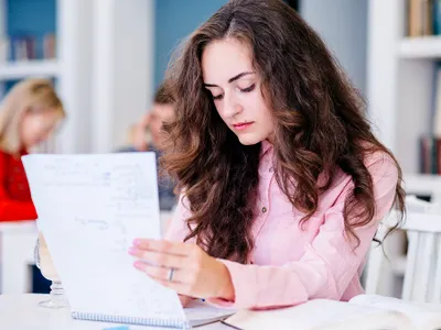 Doi elevi prinși cu echipamente video de 3.000 € la BAC. O fată și-a scris fițuici pe picioare - Foto: Freepik (rol ilustrativ)