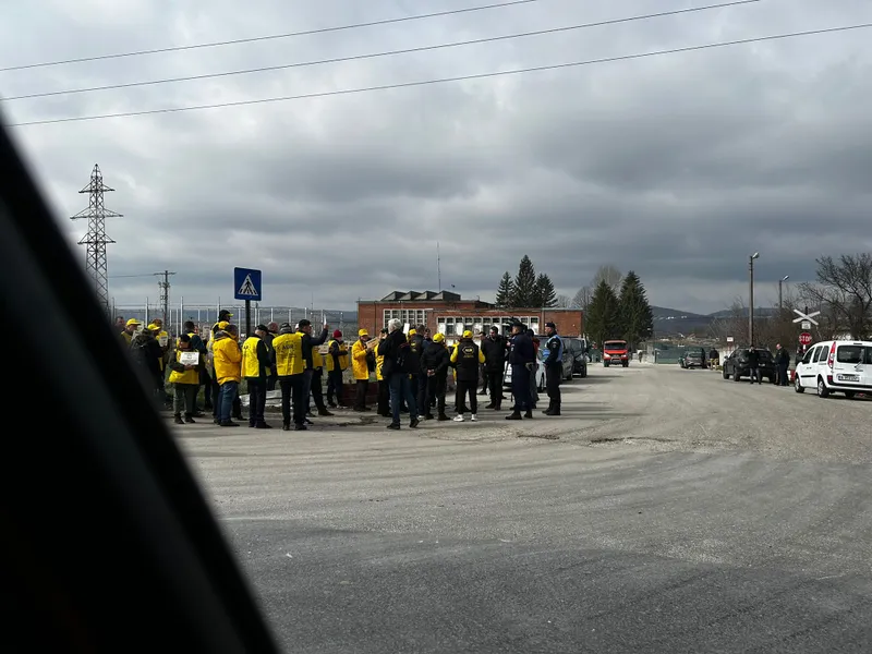 „Mare” protest AUR, anti-SMR, la Doicești: Nu s-au strâns decât 25-30 de simpatizanți - Foto: NW