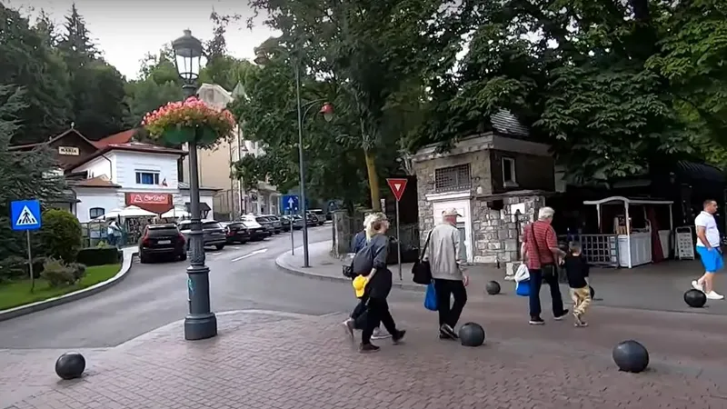 Mai multe grupuri au închiriat aceeaşi cabană, în Sinaia - Foto: captură video YouTube/Ora de Turism
