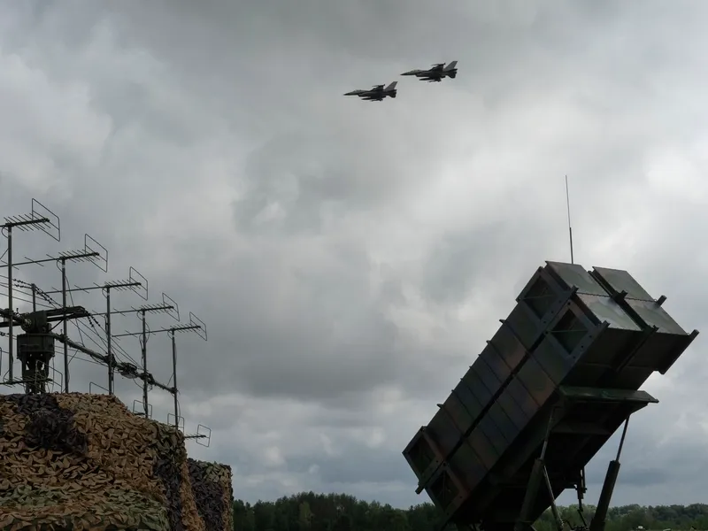 Avioane de vânătoare F-16 ale Forțelor Aeriene Ucrainene survolează un sistem de apărare Patriot, în Ucraina - Foto: Profimedia Images