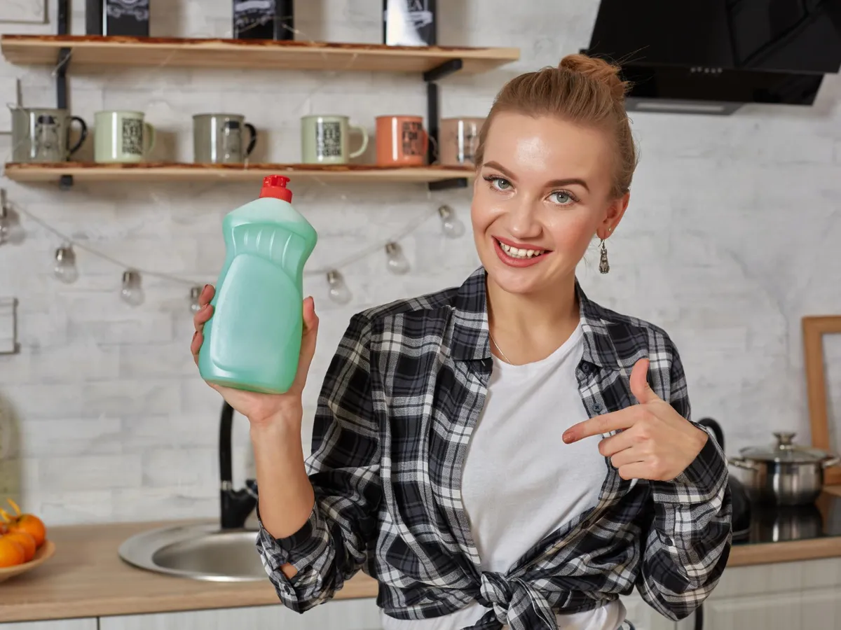 Ce să pui în detergentul de vase pentru a curăța bucătăria. Îl are oricine în casă