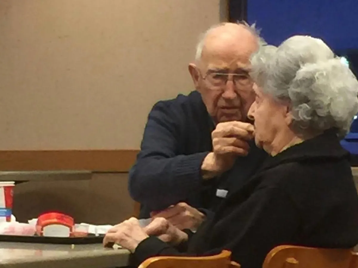 După 75 de ani de căsnicie, un bărbat de 96 de ani își hrănește soția bolnavă la întâlnire. Dragostea există