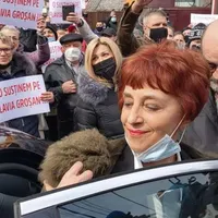 În ciuda mesajelor conspiraționiste, medicul Flavia Groșan a fost iertată de Colegiul Medicilor Bihor. Imagine de la audierea de la CM Bihor, prezentată la RTV, una dintre televiziunile care au promovat mesajele doctoriței.