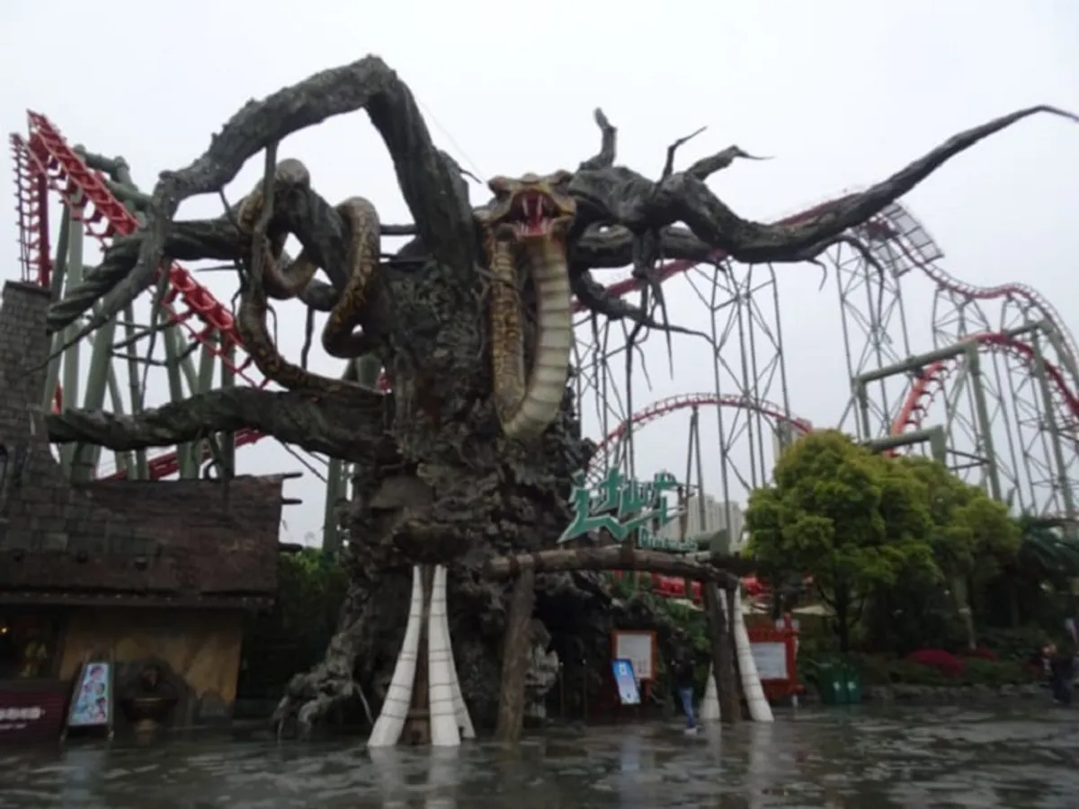 VIDEO Cel mai înfricoșător rollercoaster din lume seamănă cu o anaconda uriașă. Poate atinge viteza de 80 km/h