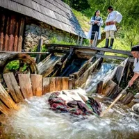 Mașina de spălat arhaică de pe Valea Sebeșului, invetată de oamenii munților - Foto: Vasile Sârb