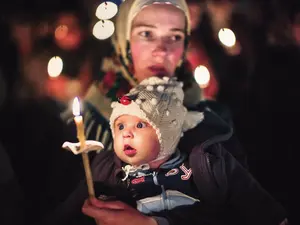 Femeie la slujba de Înviere de la biserica din satul Jurilovca